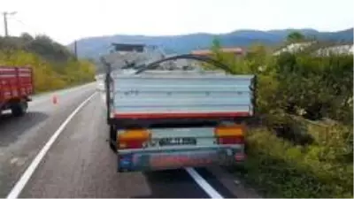 Tırın dorsesinden düşen briketler kazaya yol açtı: 4 yaralı