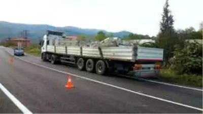 Tırın dorsesinden düşen briketler kazaya yol açtı: 4 yaralı