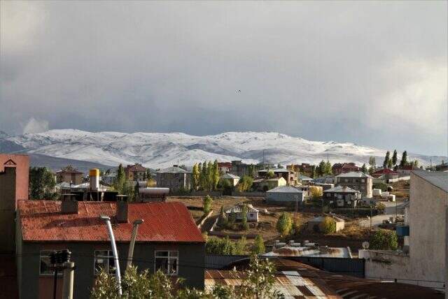 Van'ın Özalp ilçesinde yüksek kesimlere mevsimin ilk karı yağdı
