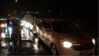 Yağmura aldırış etmeden Azerbaycan'a destek verdiler Yağmura aldırış etmeden Azerbaycan'a destek verdiler