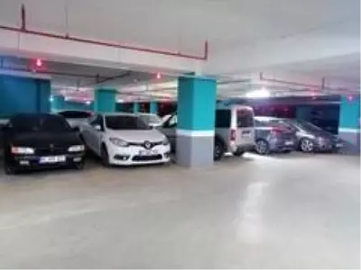 Yoğun yağış uyarısı sonrası sürücüler otoparklara akın etti Yoğun yağış uyarısı sonrası sürücüler otoparklara akın etti