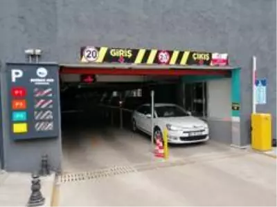 Yoğun yağış uyarısı sonrası sürücüler otoparklara akın etti Yoğun yağış uyarısı sonrası sürücüler otoparklara akın etti