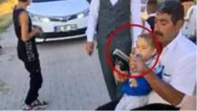 2 yaşındaki torununa ateş ettirip utanmadan sosyal medyada paylaştı: Şimdiden alışıyor koçum 2 yaşındaki torununa ateş ettirip utanmadan sosyal medyada paylaştı: Şimdiden alışıyor koçum