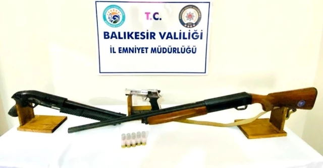 Balıkesir'de polis aranan 57 şahsı yakalarken, 9 silah ele geçirdi