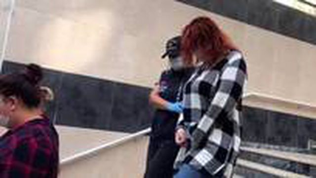 İki kadın, evlerine gittikleri erkekleri Nuri Alço taktiğiyle tuzağa düşürüp soydu