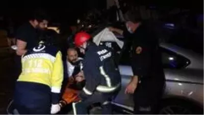 Bursa'da kontrolden çıkan otomobil güvelik kulübesine çarptı: 3 yaralı Bursa'da kontrolden çıkan otomobil güvelik kulübesine çarptı: 3 yaralı
