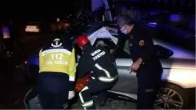 Bursa'da kontrolden çıkan otomobil güvelik kulübesine çarptı: 3 yaralı Bursa'da kontrolden çıkan otomobil güvelik kulübesine çarptı: 3 yaralı