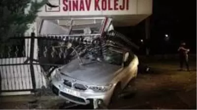 Bursa'da kontrolden çıkan otomobil güvelik kulübesine çarptı: 3 yaralı Bursa'da kontrolden çıkan otomobil güvelik kulübesine çarptı: 3 yaralı