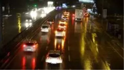 Bursa'da sağanak yağmur hayatı felç etti Bursa'da sağanak yağmur hayatı felç etti
