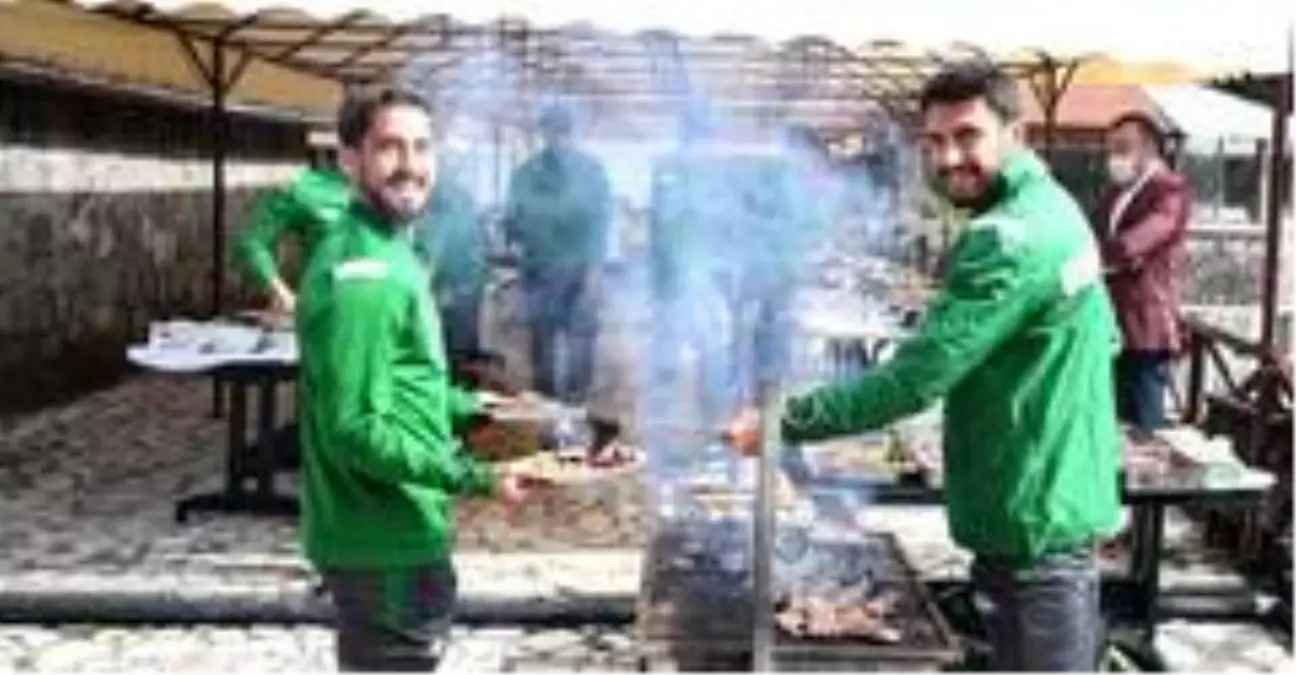 Bursaspor barbekü partisinde moral depoladı