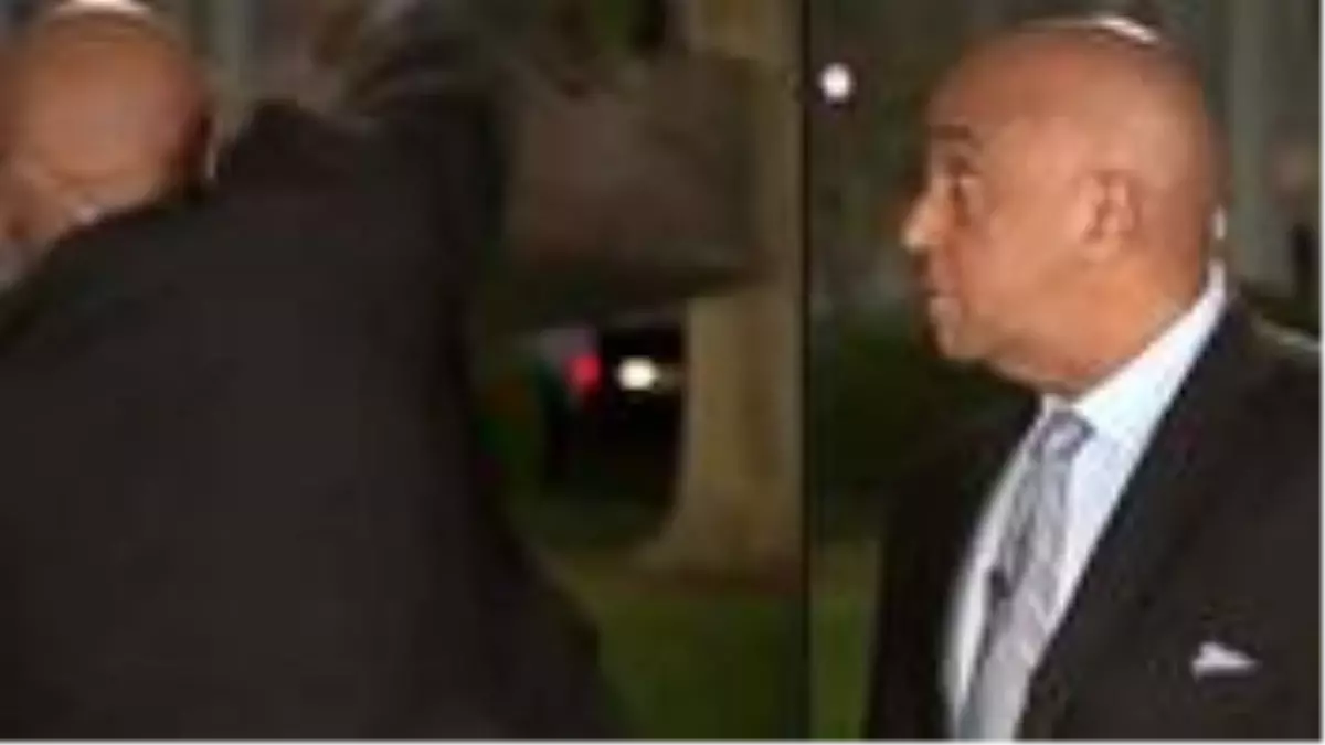 Beyaz Saray'da canlı yayına hazırlanan muhabir, kendisini rahatsız eden rakuna eline geçen ilk cismi fırlattı