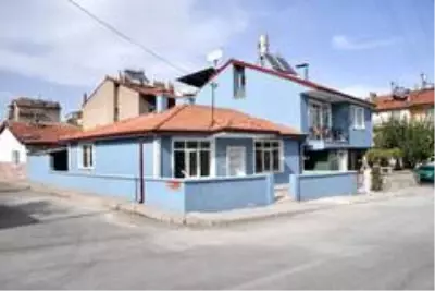 Son dakika haber... Deniz kardeşler imece usulüyle yapılan yeni evlerine kavuştu