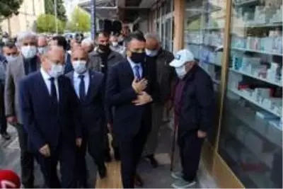 Eline küreği alan Bakan Pakdemirli makineye ceviz yükledi Eline küreği alan Bakan Pakdemirli makineye ceviz yükledi