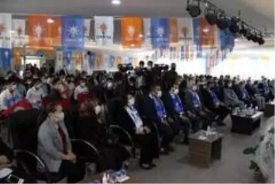Eline küreği alan Bakan Pakdemirli makineye ceviz yükledi Eline küreği alan Bakan Pakdemirli makineye ceviz yükledi