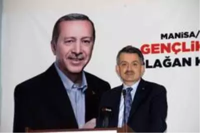 Eline küreği alan Bakan Pakdemirli makineye ceviz yükledi Eline küreği alan Bakan Pakdemirli makineye ceviz yükledi