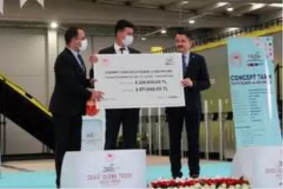 Eline küreği alan Bakan Pakdemirli makineye ceviz yükledi Eline küreği alan Bakan Pakdemirli makineye ceviz yükledi