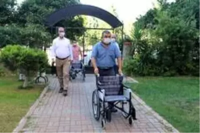 Engelli kardeşler tekerlekli sandalyelerine kavuştu Engelli kardeşler tekerlekli sandalyelerine kavuştu