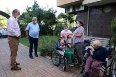 Engelli kardeşler tekerlekli sandalyelerine kavuştu Engelli kardeşler tekerlekli sandalyelerine kavuştu