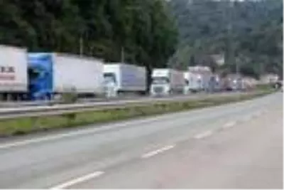 Ermeni köylerinde saldırıya uğrayan Türk tırları Sarp Sınır Kapısı'na yönelince kilometrelerce kuyruk oluştu Ermeni köylerinde saldırıya uğrayan Türk tırları Sarp Sınır Kapısı'na yönelince kilometrelerce kuyruk oluştu