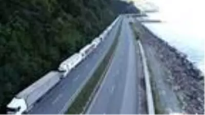 Ermeni köylerinde saldırıya uğrayan Türk tırları Sarp Sınır Kapısı'na yönelince kilometrelerce kuyruk oluştu Ermeni köylerinde saldırıya uğrayan Türk tırları Sarp Sınır Kapısı'na yönelince kilometrelerce kuyruk oluştu