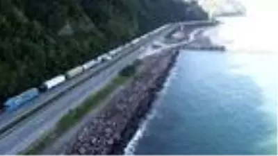 Ermeni köylerinde saldırıya uğrayan Türk tırları Sarp Sınır Kapısı'na yönelince kilometrelerce kuyruk oluştu Ermeni köylerinde saldırıya uğrayan Türk tırları Sarp Sınır Kapısı'na yönelince kilometrelerce kuyruk oluştu