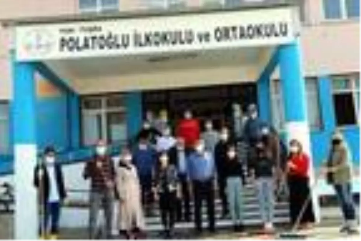 Fedakar öğretmenler, öğrencileri için hazırlık yapıyor