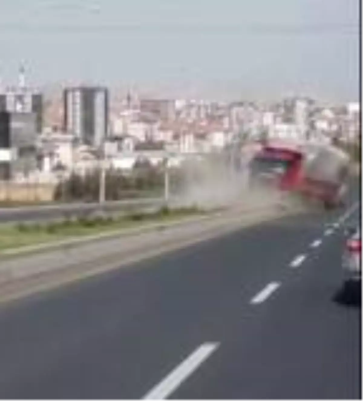 Freni boşalan kamyonu 2 kilometre geri gittikten sonra durduran sürücü: Şükür kimseye zarar vermedim