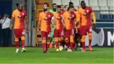 G.Saray'da yüzde 15'lik indirim talebini kabul etmeyen iki isimin Belhanda ve Feghouli olduğu ortaya çıktı G.Saray'da yüzde 15'lik indirim talebini kabul etmeyen iki isimin Belhanda ve Feghouli olduğu ortaya çıktı