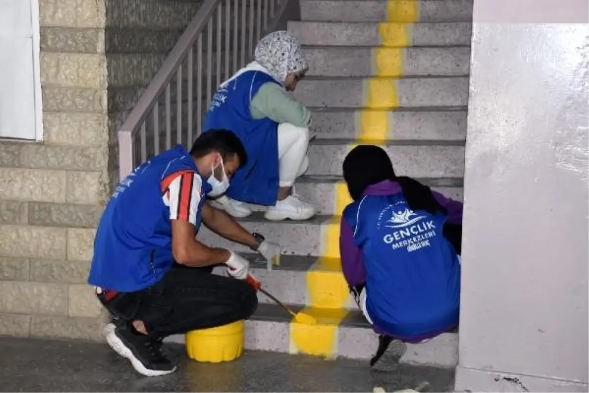 Gençler, okulları yüz yüze eğitim için hazırlıyor