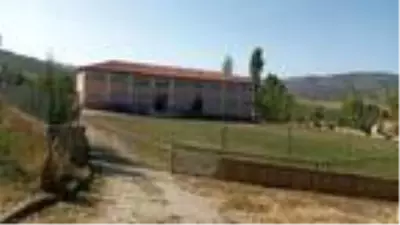 Hüseyin Akbaş'ın mezarı karşısındaki merkezde, yeni güreşçiler yetişiyor
