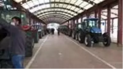 Kahramankazan'da traktör sürücülerine reflektör dağıtıldı Kahramankazan'da traktör sürücülerine reflektör dağıtıldı