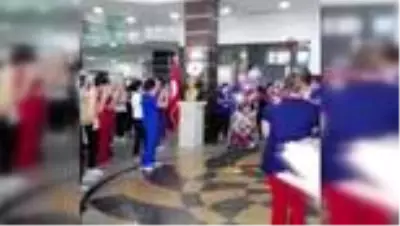 - Korona virüsü yenen hemşire, alkışlarla taburcu oldu - Korona virüsü yenen hemşire, alkışlarla taburcu oldu