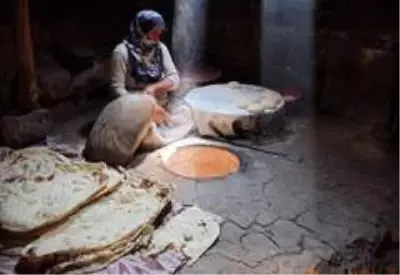 Köy kadınlarının zorlu tandır ekmeği yapma telaşı Köy kadınlarının zorlu tandır ekmeği yapma telaşı
