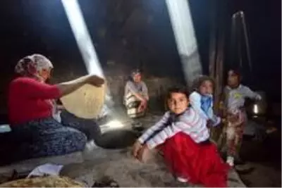 Köy kadınlarının zorlu tandır ekmeği yapma telaşı Köy kadınlarının zorlu tandır ekmeği yapma telaşı