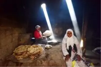 Köy kadınlarının zorlu tandır ekmeği yapma telaşı Köy kadınlarının zorlu tandır ekmeği yapma telaşı