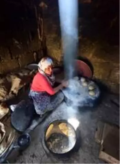 Köy kadınlarının zorlu tandır ekmeği yapma telaşı Köy kadınlarının zorlu tandır ekmeği yapma telaşı
