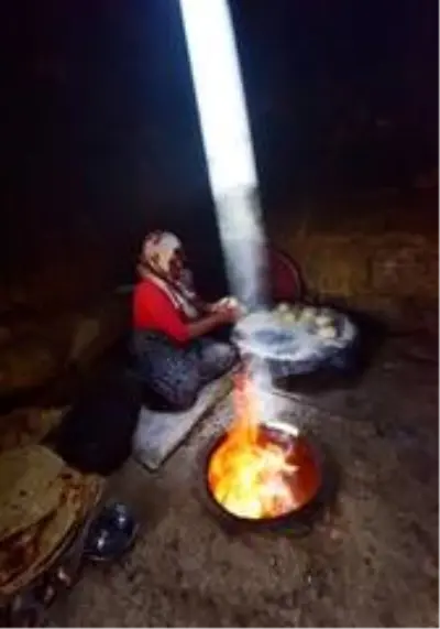 Köy kadınlarının zorlu tandır ekmeği yapma telaşı Köy kadınlarının zorlu tandır ekmeği yapma telaşı