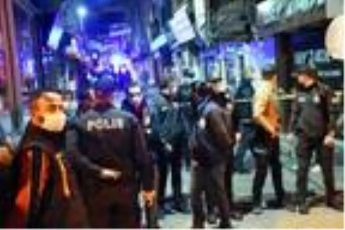 Kumar operasyonuna giden polis, bina boşluğuna sıkışmış erkek cesedi buldu