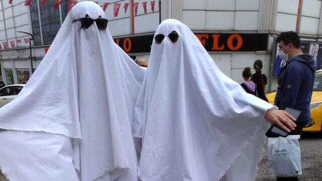 Maske ve sosyal mesafenin önemine dikkat çekmek için hayalet kılığına girdiler
