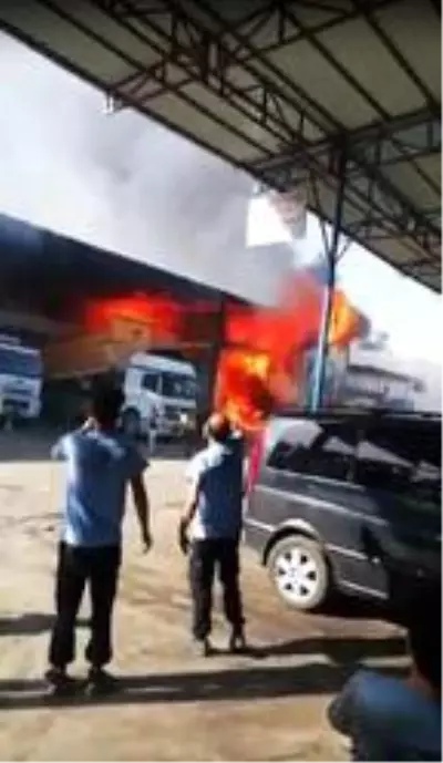 Mersin'de iş yeri yangını; alevler 4 iş yerini sardı Mersin'de iş yeri yangını; alevler 4 iş yerini sardı