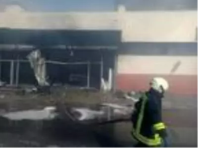 Mersin'de iş yeri yangını; alevler 4 iş yerini sardı Mersin'de iş yeri yangını; alevler 4 iş yerini sardı
