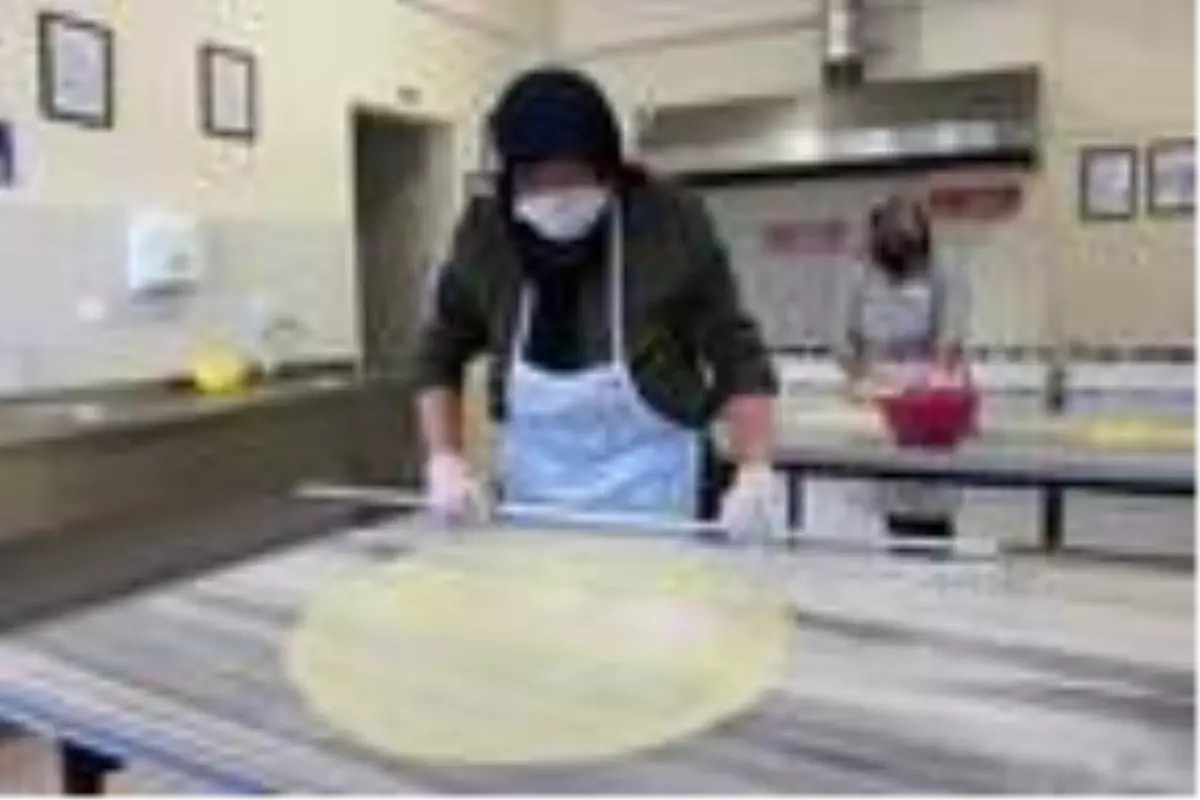 Öğretmenler, nokul tatlısı yapıyor, Türkiye'ye satıyor