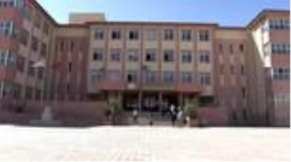 Öğretmenler, uzaktan eğitim derslerini sınıflarında işliyor