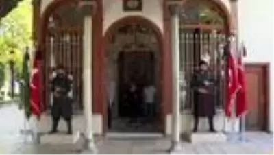 Osman Gazi Türbesi'ndeki saygı nöbeti ziyaretçileri duygulandırıyor Osman Gazi Türbesi'ndeki saygı nöbeti ziyaretçileri duygulandırıyor