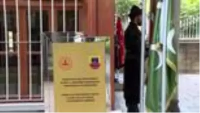 Osman Gazi Türbesi'ndeki saygı nöbeti ziyaretçileri duygulandırıyor Osman Gazi Türbesi'ndeki saygı nöbeti ziyaretçileri duygulandırıyor
