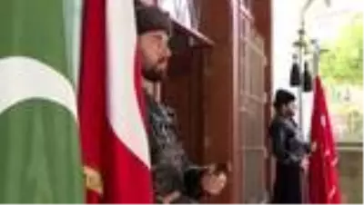 Osman Gazi Türbesi'ndeki saygı nöbeti ziyaretçileri duygulandırıyor Osman Gazi Türbesi'ndeki saygı nöbeti ziyaretçileri duygulandırıyor
