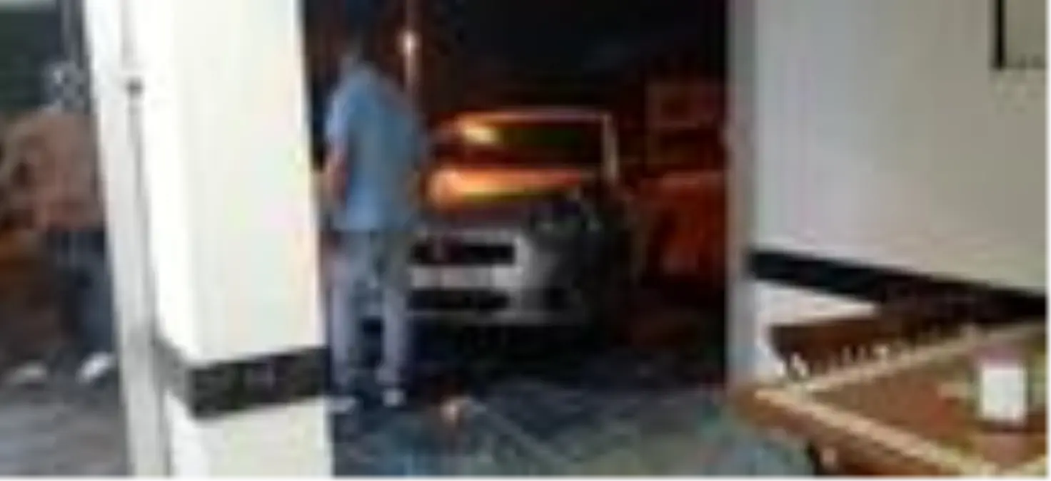 Son dakika... OTOMOBİLİYLE PARK HALİNDEKİ OTOMOBİLE VE DİREĞE ÇARPTI; SIKIŞTIĞI ARACINDAN İTFAİYE...