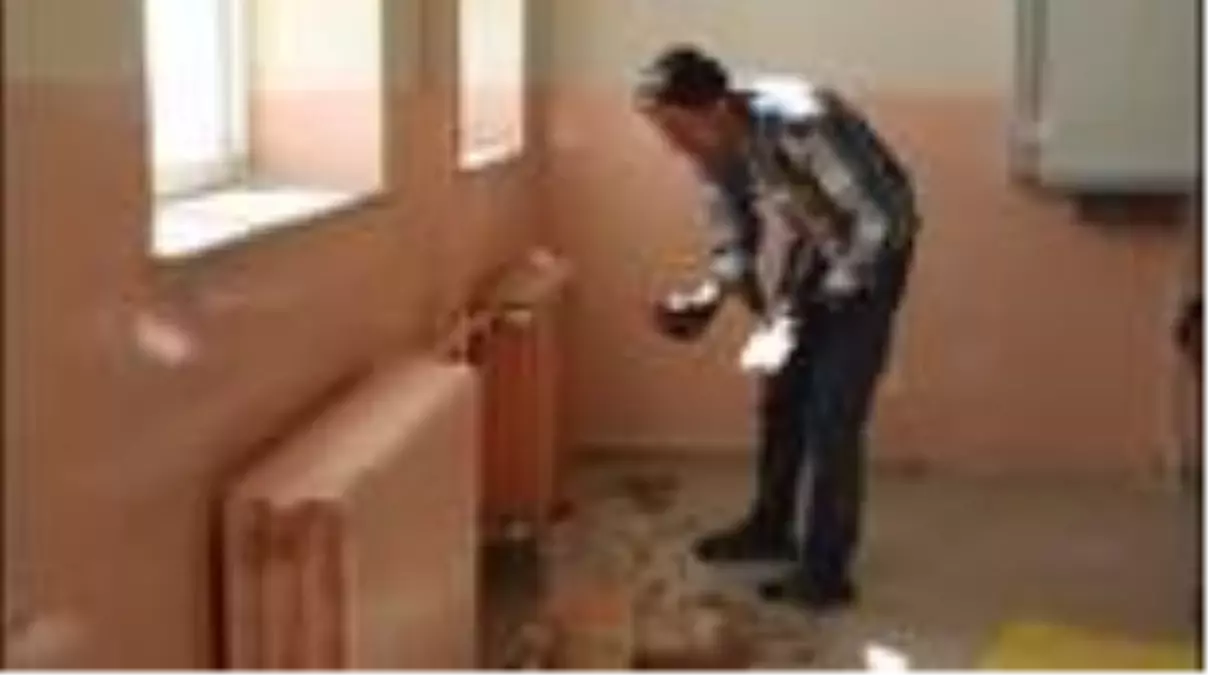 Özalp'ta okullara boya ve malzeme desteği