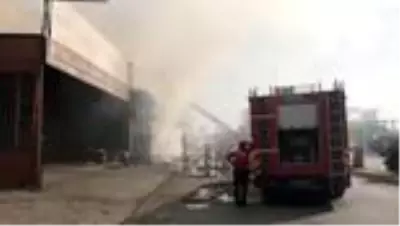 Sanayi sitesinde çıkan yangında 4 iş yeri ve 4 araçta hasar oluştu Sanayi sitesinde çıkan yangında 4 iş yeri ve 4 araçta hasar oluştu