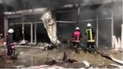 Sanayi sitesinde çıkan yangında 4 iş yeri ve 4 araçta hasar oluştu Sanayi sitesinde çıkan yangında 4 iş yeri ve 4 araçta hasar oluştu